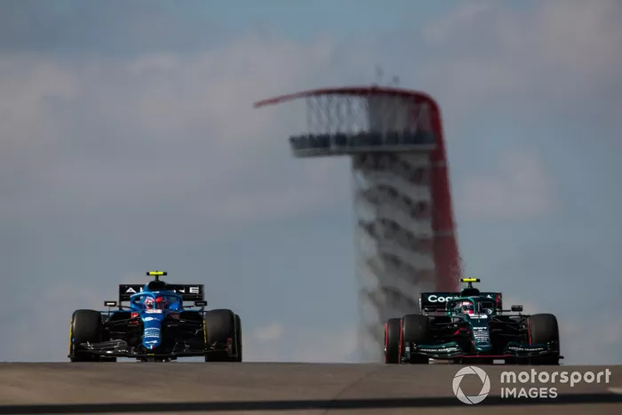 Esteban Ocon, Alpine A521, Sebastian Vettel, Aston Martin AMR21