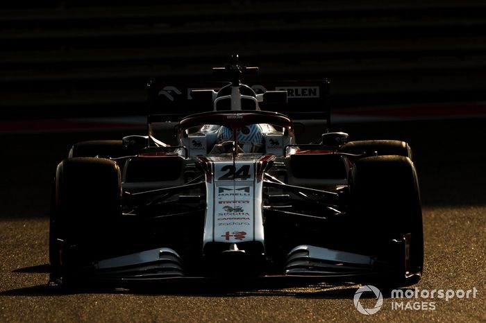 Guanyu Zhou, Alfa Romeo Racing C39 adaptado (muleto) con los Pirelli de 18 pulgadas 