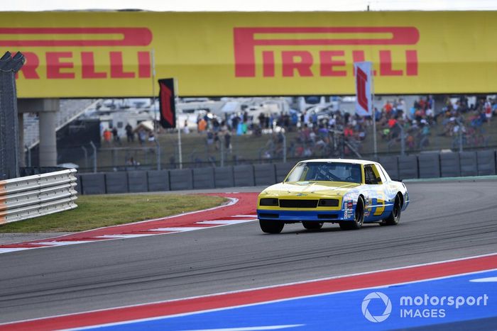 Daniel Ricciardo, McLaren, en el coche de Dale Earnhardt Wrangler Chevrolet Monte Carlo NASCAR de 1984
