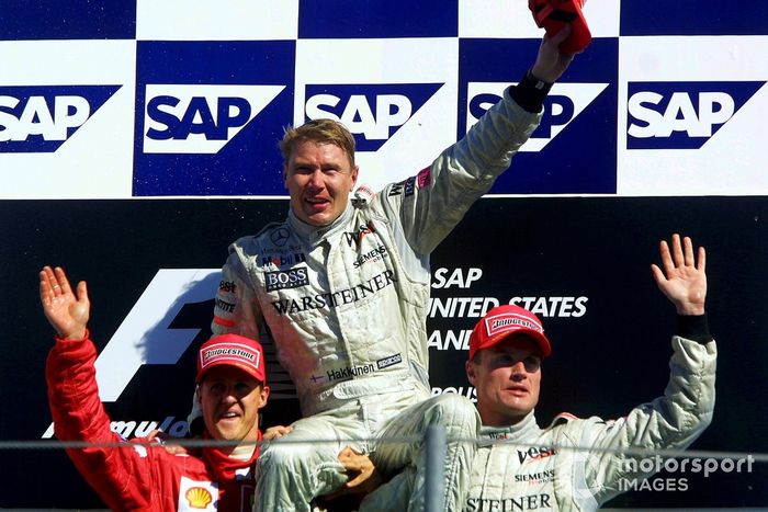 Podio: segundo puesto Michael Schumacher, Ferrari, ganador de la carrera Mika Hakkinen, McLaren, tercer puesto David Coulthard, McLaren