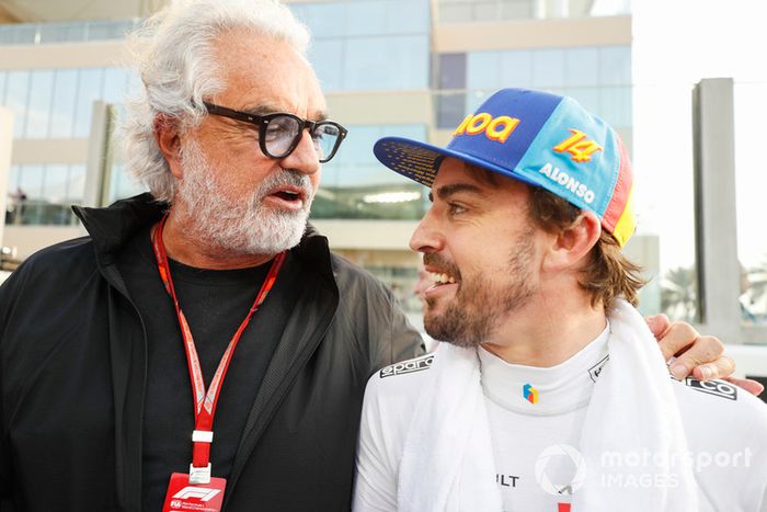 Fernando Alonso, McLaren, con Flavio Briatore, in griglia di partenza