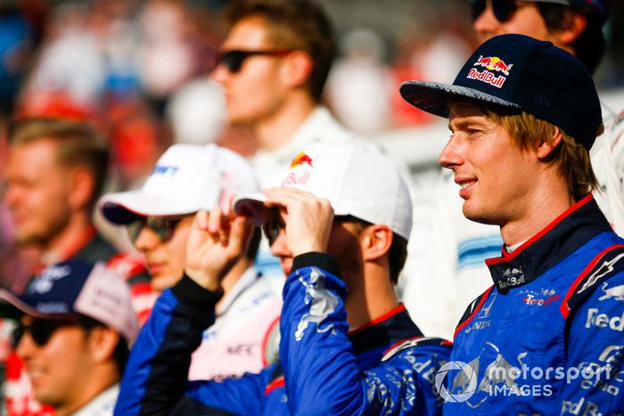 Brendon Hartley, Scuderia Toro Rosso y Pierre Gasly, Scuderia Toro Rosso se preparan para la foto de fin de año