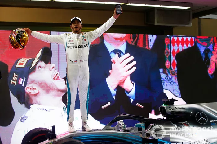 Lewis Hamilton, Mercedes AMG F1 W09 EQ Power+, celebra después de ganar la carrera