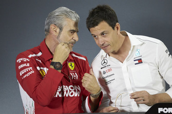 Maurizio Arrivabene, Director de Equipo, Ferrari, y Toto Wolff, Director Ejecutivo (Negocios), Mercedes AMG, en la Conferencia de Prensa de los directores de equipo
