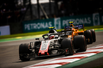 Kevin Magnussen, Haas F1 Team VF-18, devant Stoffel Vandoorne, McLaren MCL33