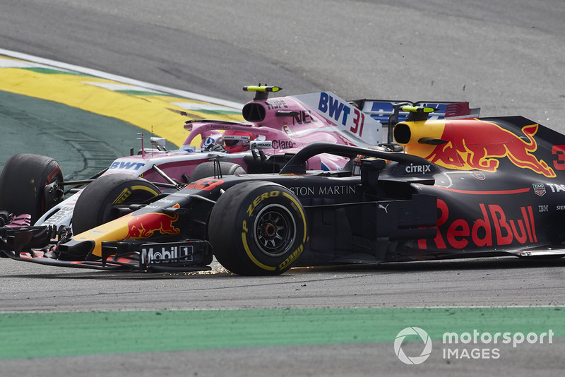 Max Verstappen, Red Bull Racing RB14, ed Esteban Ocon, Racing Point Force India VJM11, si urtano