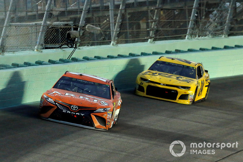 Daniel Suarez, Joe Gibbs Racing, Toyota Camry ARRIS e William Byron, Hendrick Motorsports, Chevrolet Camaro Hertz