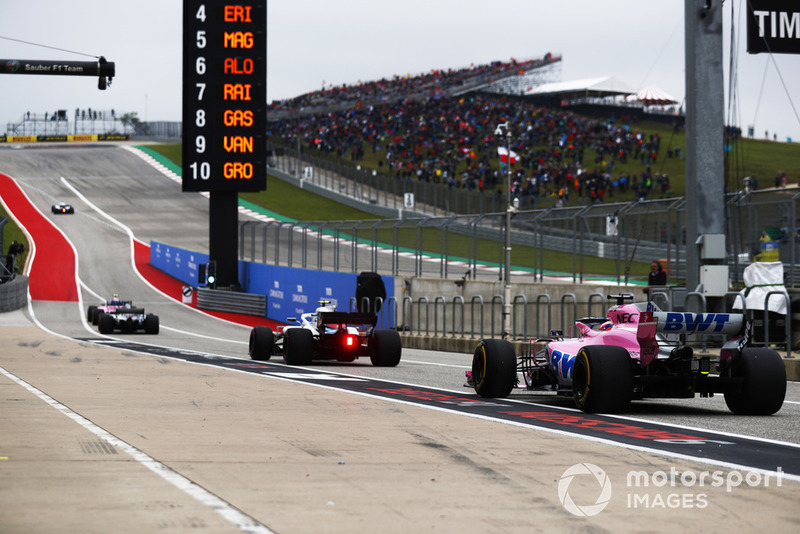 Sergio Perez, Racing Point Force India VJM11, suit Sergey Sirotkin, Williams FW41, dans les stands