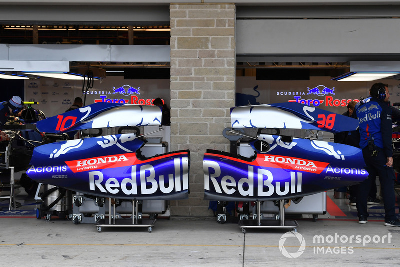 Des pièces de carrosserie de Scuderia Toro Rosso STR13