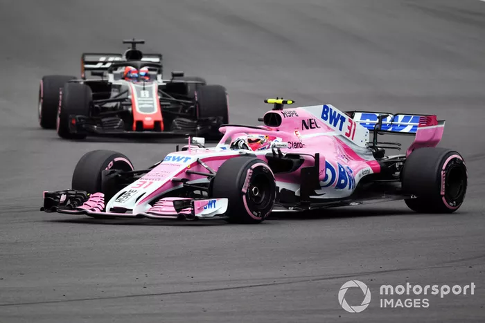 Esteban Ocon, Racing Point Force India VJM11 y Romain Grosjean, Haas F1 Team VF-18 