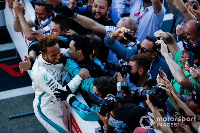 Ganador de la carrera Lewis Hamilton, Mercedes AMG F1, celebra con el equipo 