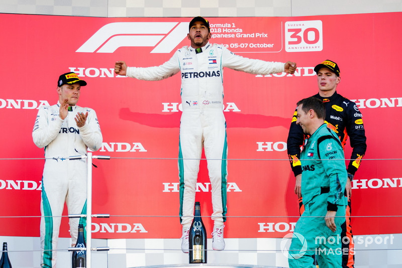 Il secondo classificato Valtteri Bottas, Mercedes AMG F1, il vincitore della gara Lewis Hamilton, Mercedes AMG F1, e il terzo classificato Max Verstappen, Red Bull Racing, sul podio