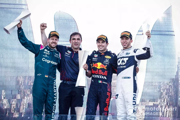 Podio: segundo lugar Sebastian Vettel, Aston Martin, ganador de la carrera Sergio Pérez, Red Bull Racing, tercer lugar Pierre Gasly, AlphaTauri