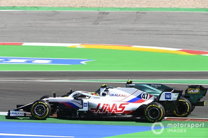 Mick Schumacher, Haas VF-21, Sebastian Vettel, Aston Martin AMR21