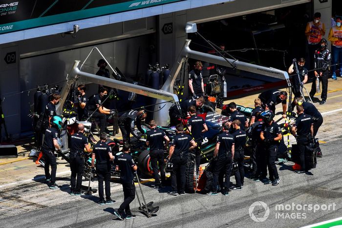 Lewis Hamilton, Mercedes W12, en pits
