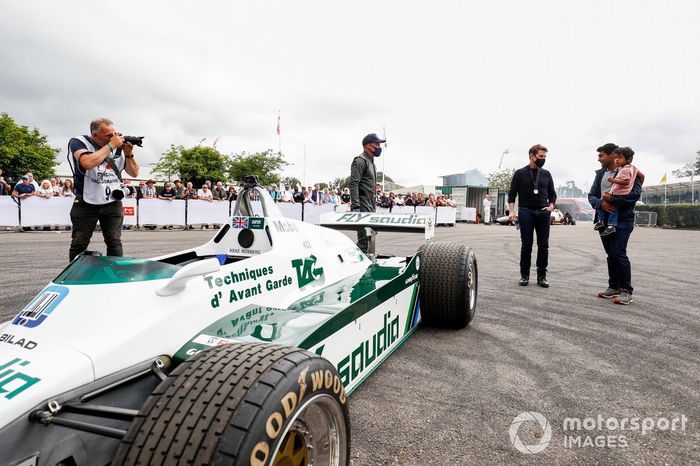 Wade Eastwood, Tom Cruise y Karun Chandhok en el Williams FW08