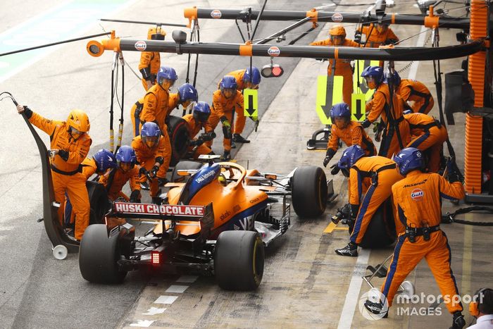 Lando Norris, McLaren MCL35M, pit stop