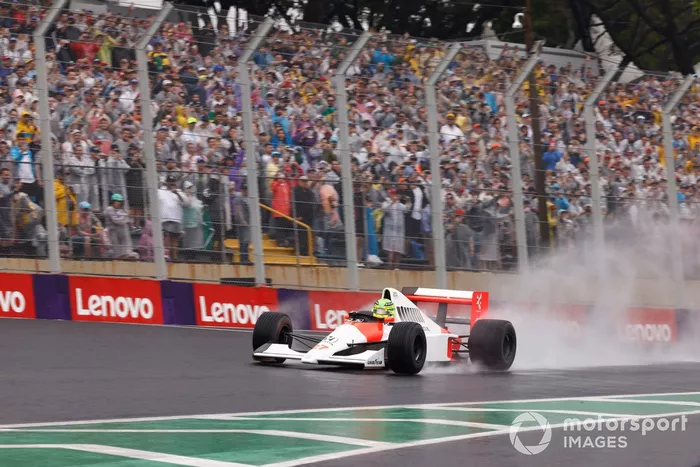 Lewis Hamilton conduce el McLaren MP4/5B de Ayrton Senna