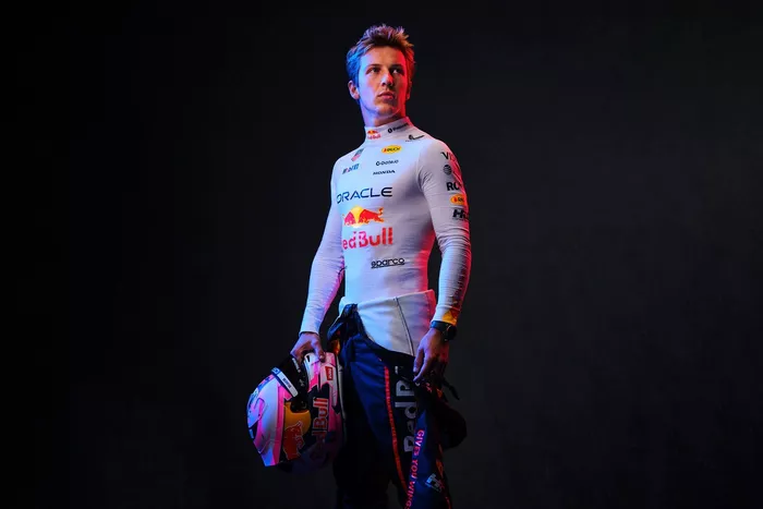 レッドブルF1の2025年用レーシングスーツが発表。側面のストライプの