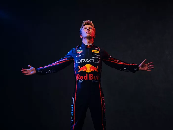 レッドブルF1の2025年用レーシングスーツが発表。側面のストライプの