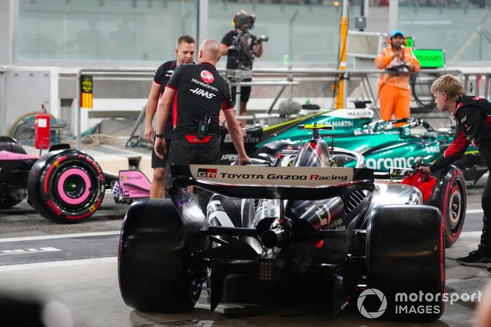 Nico Hulkenberg, Haas F1 Team, en el pit lane con los mecánicos
