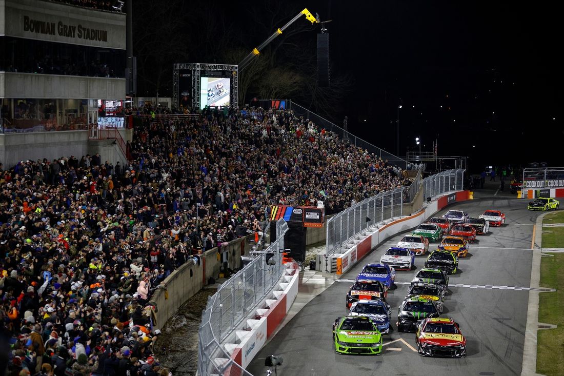 Zane Smith, Front Row Motorsports Ford, Ty Dillon, Kaulig Racing Chevrolet