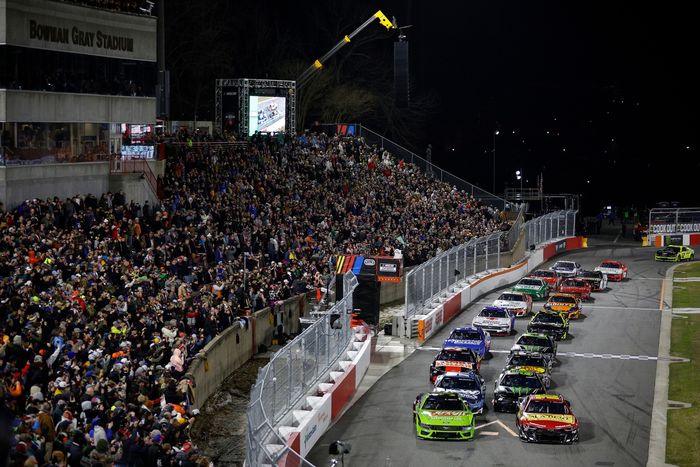Zane Smith, Front Row Motorsports Ford, Ty Dillon, Kaulig Racing Chevrolet