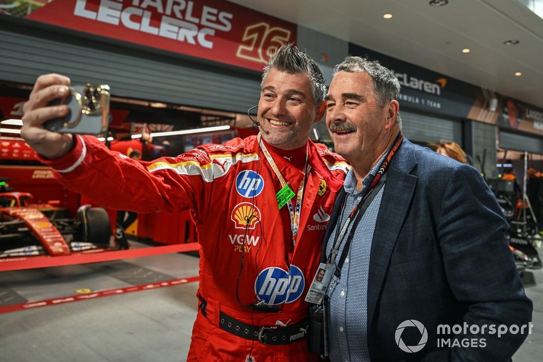 Nigel Mansell pozuje do zdjęcia z członkiem zespołu Scuderia Ferrari