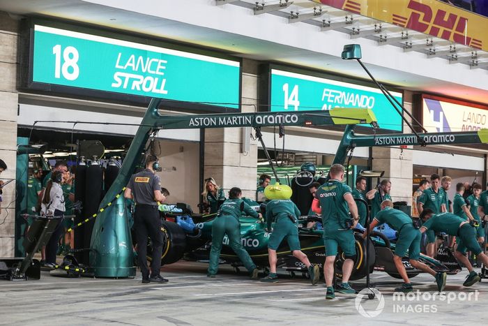 Los mecánicos empujan a Lance Stroll, Aston Martin AMR24, de vuelta al garaje 