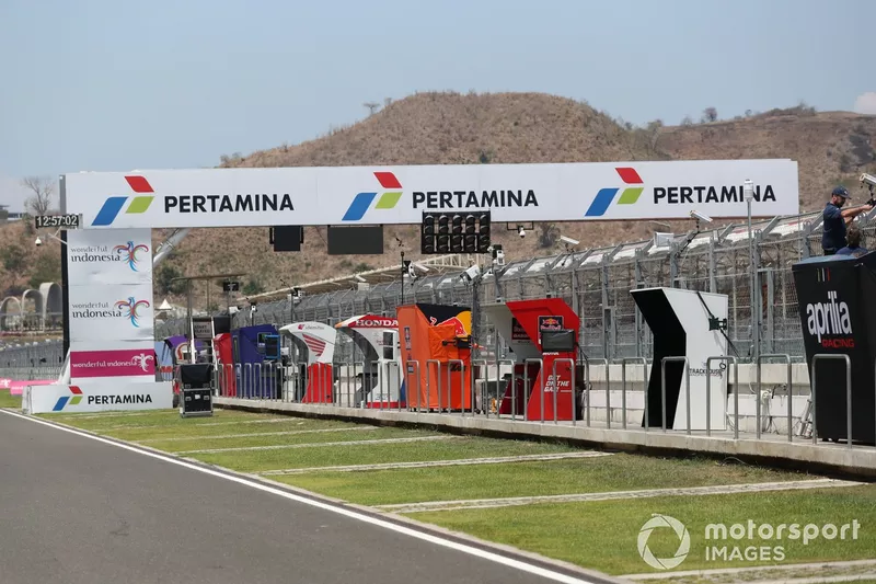Pitlane overview