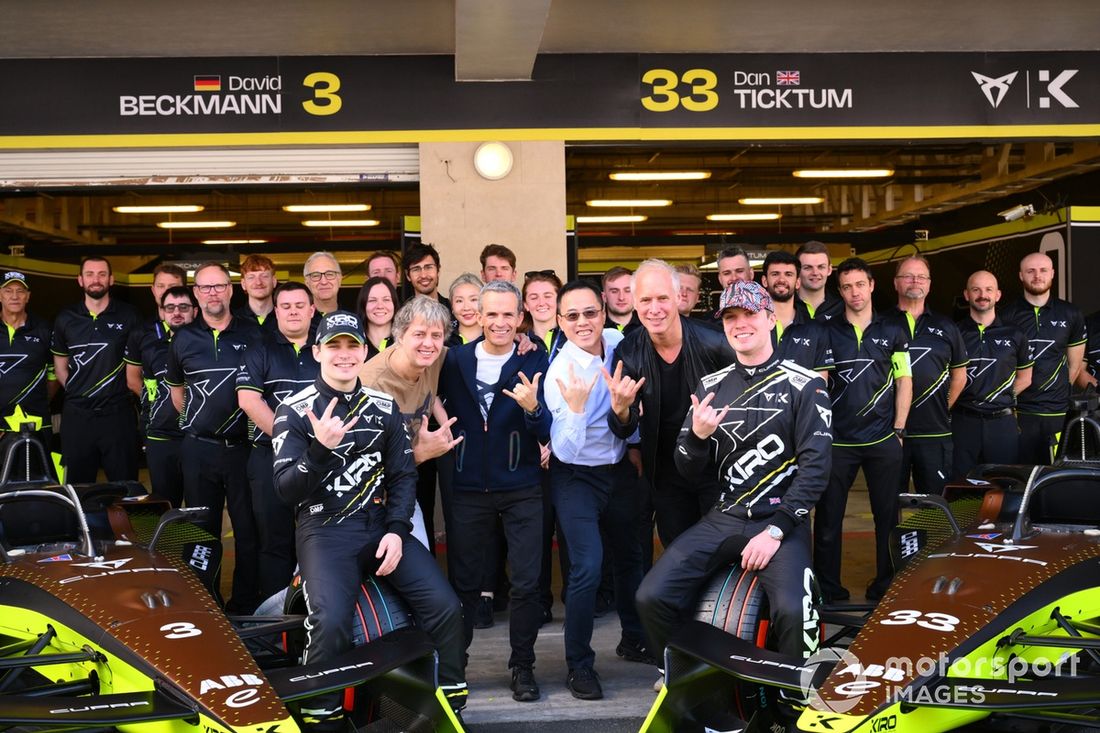 David Beckmann , CUPRA KIRO, Xavi Serra, Global Head of Racing, CUPRA, Alex Hui, Team Principal of CUPRA KIRO, Dan Ticktum , CUPRA KIRO prezentują nowe barwy wraz z resztą zespołu.