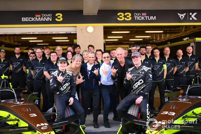 David Beckmann , CUPRA KIRO, Xavi Serra, Global Head of Racing, CUPRA, Alex Hui, Team Principal of CUPRA KIRO, Dan Ticktum , CUPRA KIRO unveil the new livery with the rest of the team