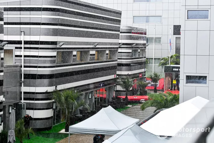 Lluvia en el paddock