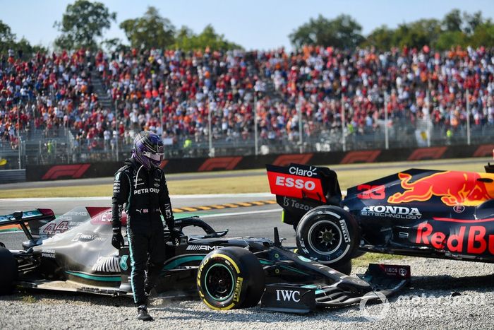 Lewis Hamilton, de Mercedes, se aleja del lugar del accidente