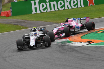 Sergey Sirotkin, Williams FW41 ve Sergio Perez, Racing Point Force India VJM11 battle