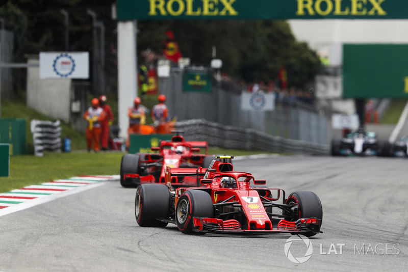 Kimi Raikkonen, Ferrari SF71H, lidera a Sebastian Vettel, Ferrari SF71H
