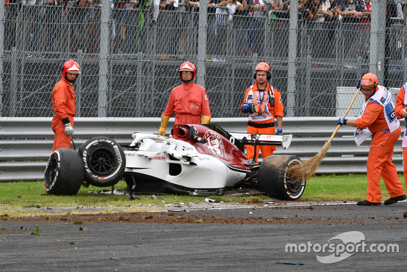 Oficiales y el auto accidentado de Marcus Ericsson, Alfa Romeo Sauber C37 en FP2