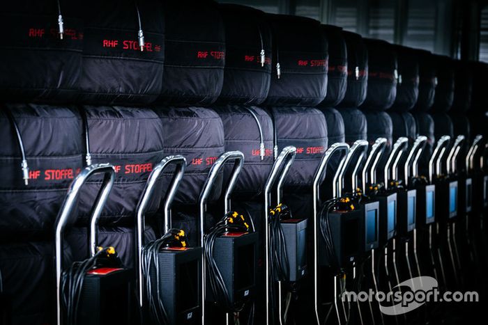 Pilas de neumáticos en mantas térmicas