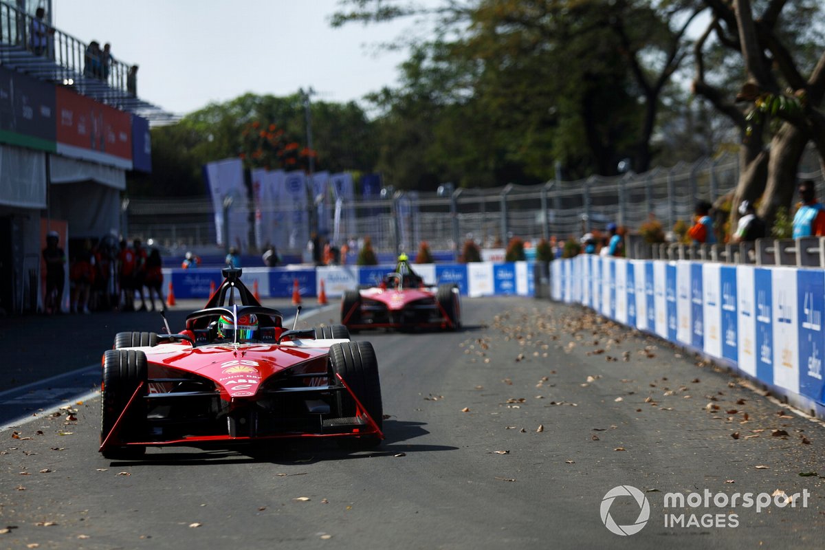 Sacha Fenestraz, Nissan Formula E Team, Nissan e-4ORCE 04, in the pit lane