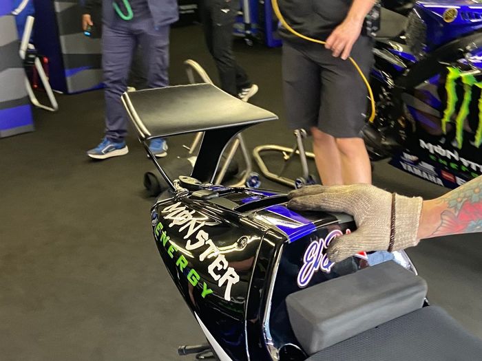 Detalle de la moto de Yamaha M1 con el nuevo alerón en el colín