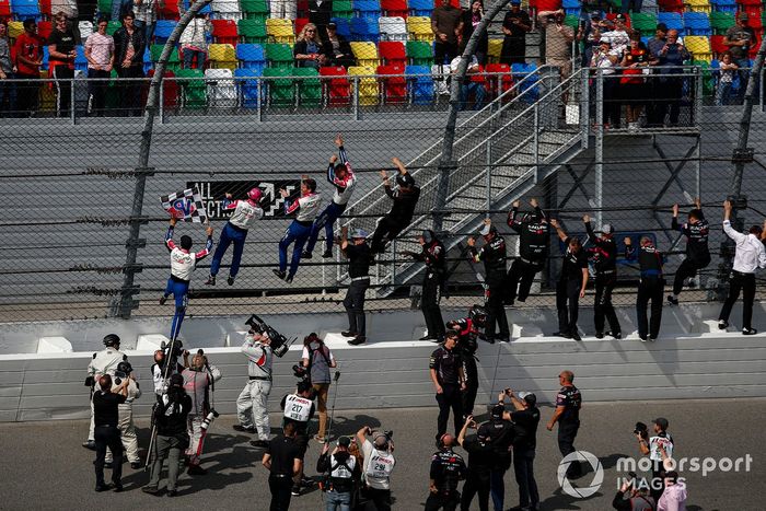#60 Meyer Shank Racing c/ Curb Agajanian Acura ARX-06: Tom Blomqvist, Colin Braun, Helio Castroneves, Simon Pagenaud celebrando su victoria