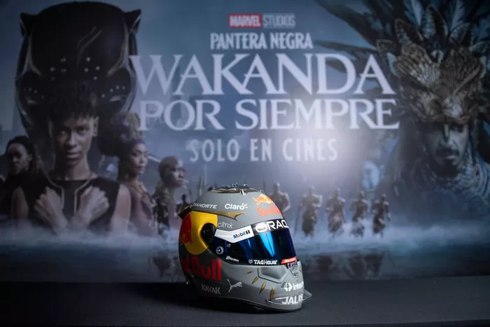 Sergio Pérez, Red Bull Racing con su casco con el diseño de la película Black Panther Wakanda Por Siempre de Marvel