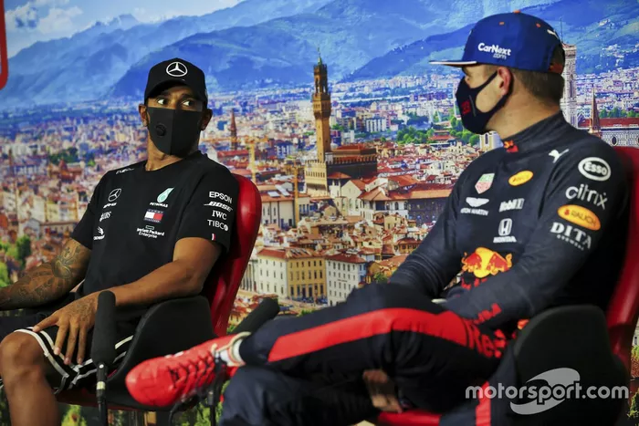 Poleman Lewis Hamilton, Mercedes-AMG F1 yMax Verstappen, Red Bull Racing en la conferencia de prensa
