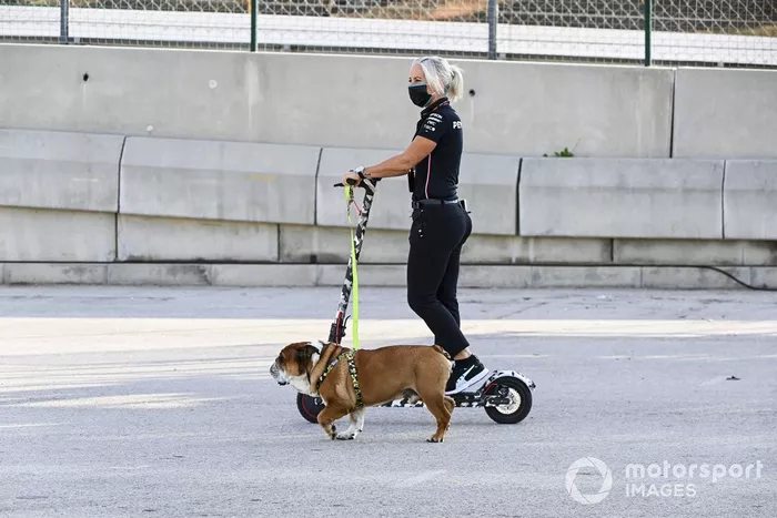 Angela Cullen, fisio de Lewis Hamilton, con el perro del piloto