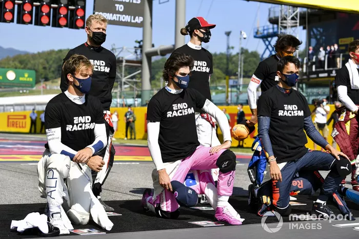 Pierre Gasly, AlphaTauri, Lance Stroll, Racing Point, Alex Albon, Red Bull Racing, en apoyo de la campaña para el fin del racismo