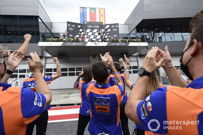 La celebración del podio con miembros del Red Bull KTM Tech 3 team 