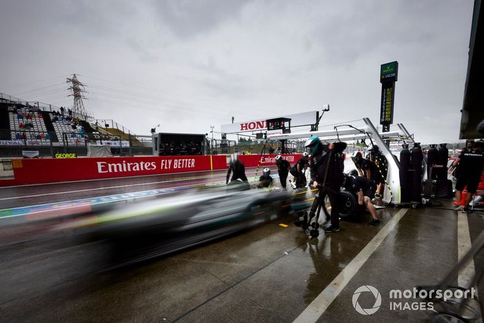 Lewis Hamilton, Mercedes W13, llega al pitlane