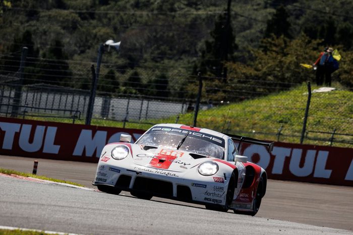 #56 Team Project 1 Porsche 911 RSR - 19 GTE-AM: Takeshi Kimura, Oliver Millroy, Ben Barnicoat