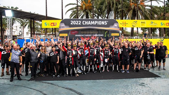 Sebastien Ogier, Benjamin Veillas, Toyota Gazoo Racing WRT Toyota GR Yaris Rally1 con el equipo