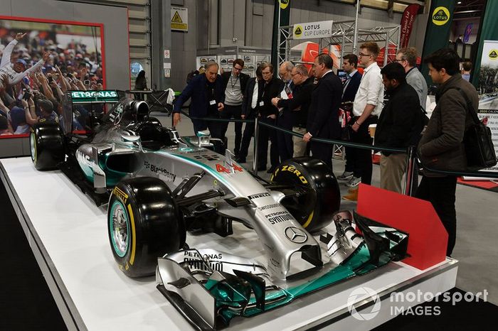 Giorgio Piola junto a un Mercedes F1